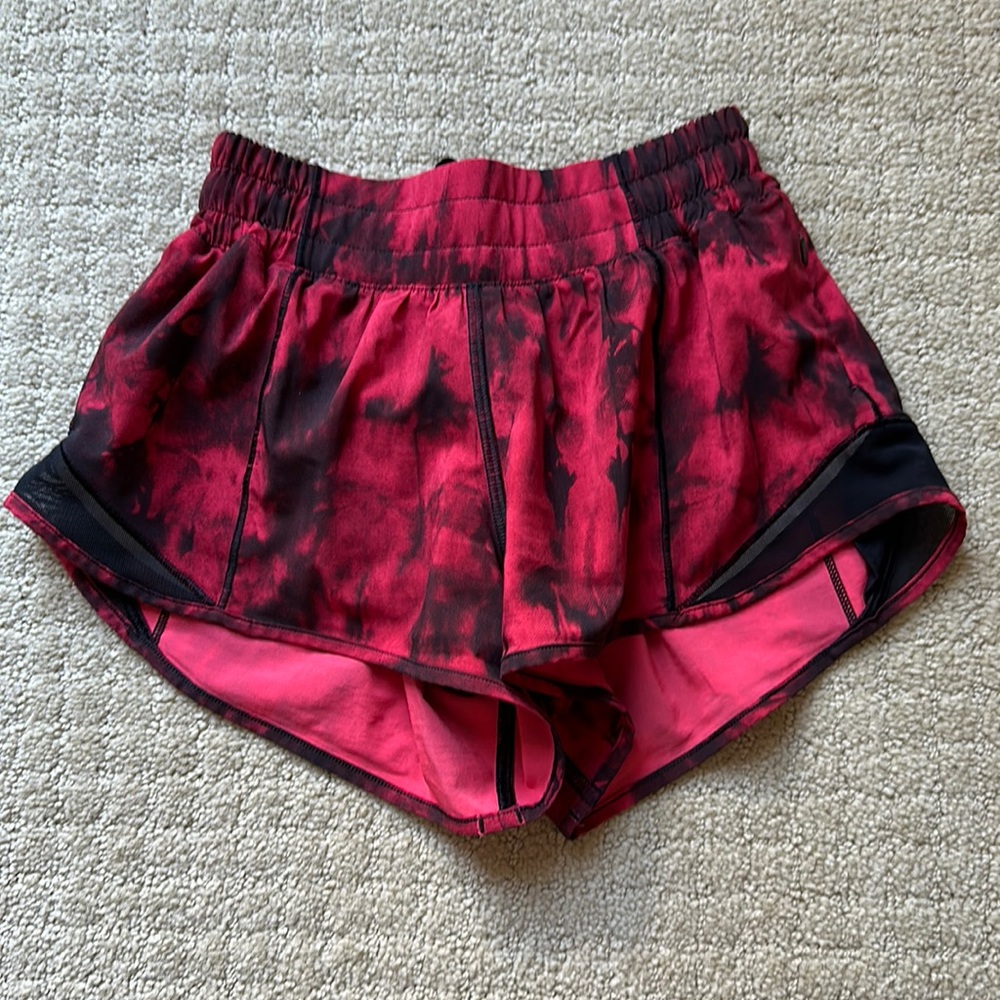 lululemon hotty hot 2.5” shorts